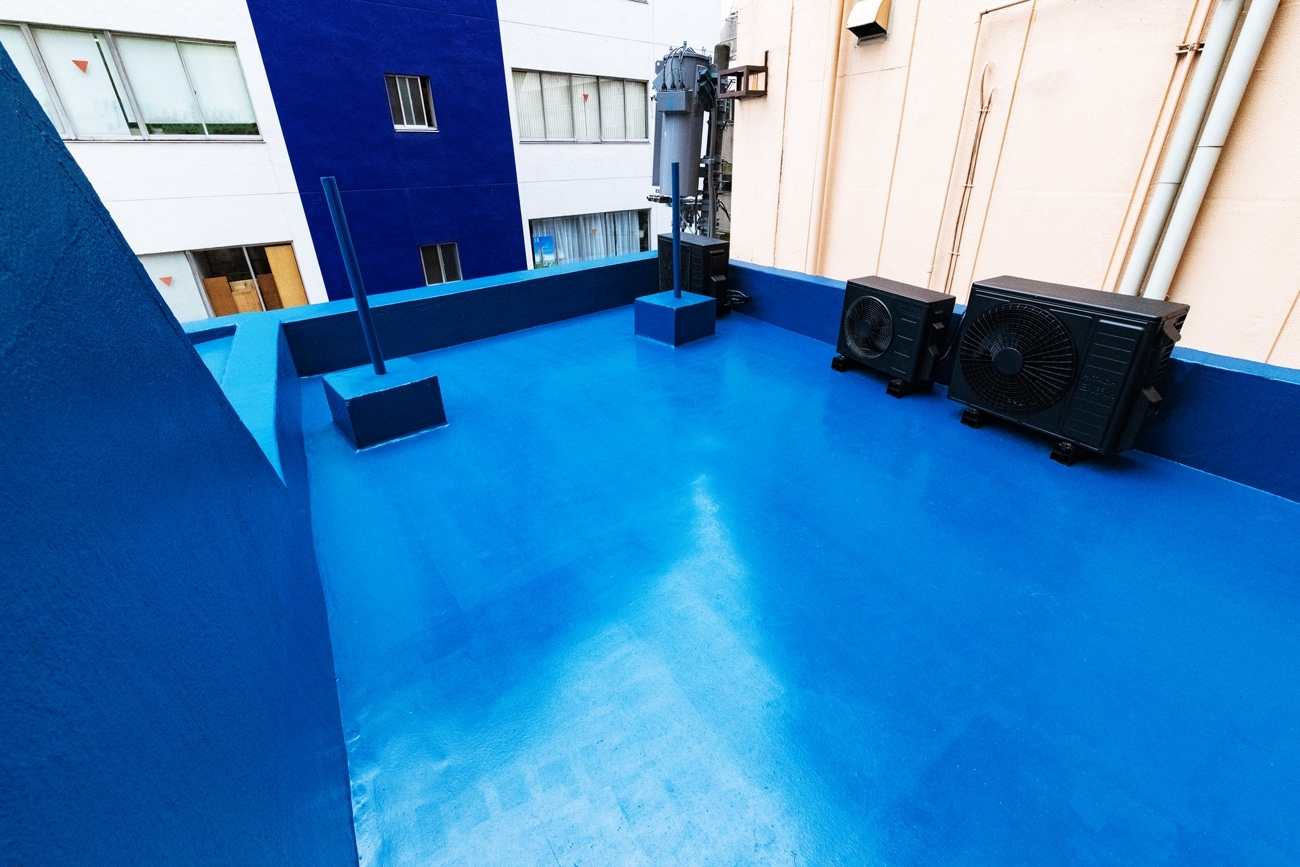 屋上（ギャラリーZ）。銀座の昭和通り、高層ビル群を目の前にすることができる空間です。美しいブルーで新たに塗装され、インスタ映えも十分です。