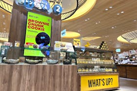 【博多マルイ】2階 カレンダリウムF06【食物販】店内入ってすぐで人通りの多いスペース、デジタルサイネージ完備