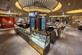 【博多マルイ】2階 カレンダリウムF06【食物販】店内入ってすぐで人通りの多いスペース、デジタルサイネージ完備