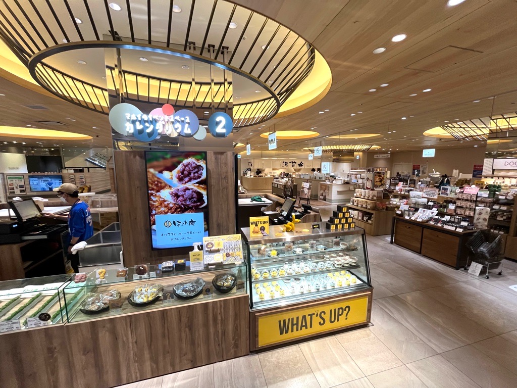 【博多マルイ】2階 カレンダリウムF06【食物販】店内入ってすぐで人通りの多いスペース、デジタルサイネージ完備