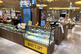 【博多マルイ】2階 カレンダリウムF06【食物販】店内入ってすぐで人通りの多いスペース、デジタルサイネージ完備