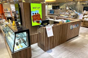 【博多マルイ】2階 カレンダリウムF06【食物販】店内入ってすぐで人通りの多いスペース、デジタルサイネージ完備