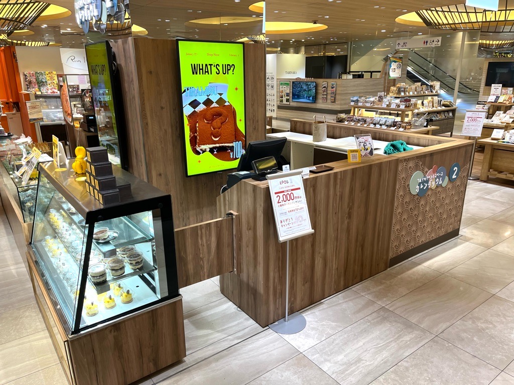 【博多マルイ】2階 カレンダリウムF06【食物販】店内入ってすぐで人通りの多いスペース、デジタルサイネージ完備