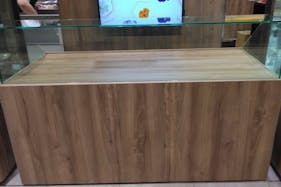 【博多マルイ】2階 カレンダリウムF06【食物販】店内入ってすぐで人通りの多いスペース、デジタルサイネージ完備