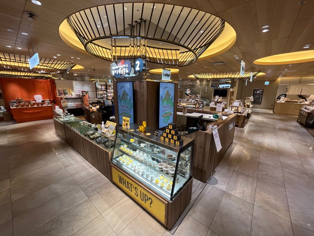 【博多マルイ】2階 カレンダリウムF06【食物販】店内入ってすぐで人通りの多いスペース、デジタルサイネージ完備