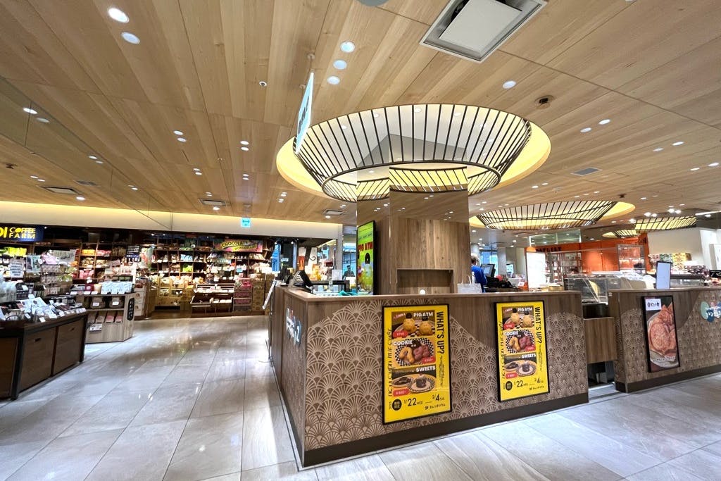 【博多マルイ】2階 カレンダリウムF06【食物販】店内入ってすぐで人通りの多いスペース、デジタルサイネージ完備