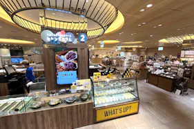 【博多マルイ】2階 カレンダリウムF06【食物販】店内入ってすぐで人通りの多いスペース、デジタルサイネージ完備