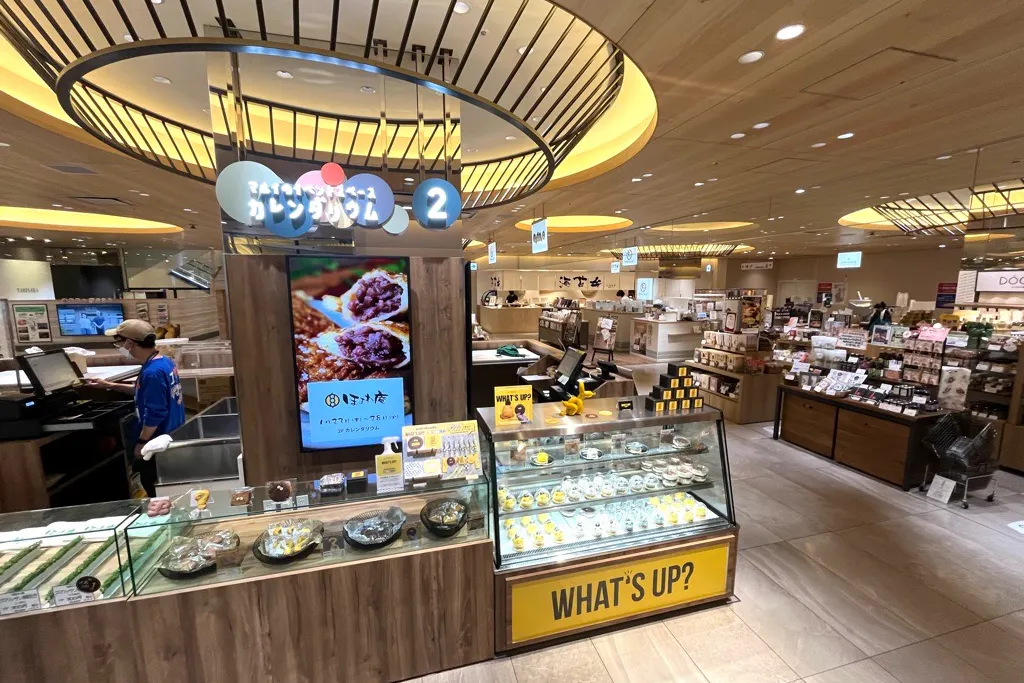 【博多マルイ】2階 カレンダリウムF06【食物販】店内入ってすぐで人通りの多いスペース、デジタルサイネージ完備