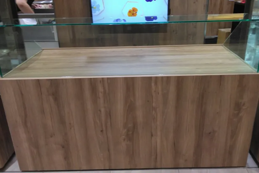 【博多マルイ】2階 カレンダリウムF06【食物販】店内入ってすぐで人通りの多いスペース、デジタルサイネージ完備