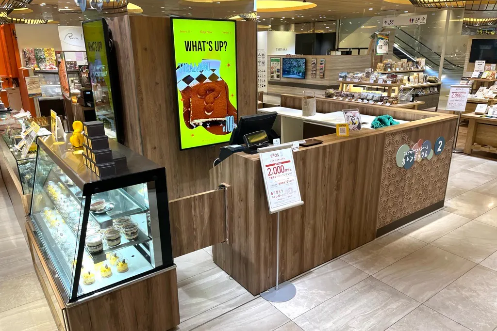 【博多マルイ】2階 カレンダリウムF06【食物販】店内入ってすぐで人通りの多いスペース、デジタルサイネージ完備