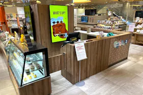 【博多マルイ】2階 カレンダリウムF06【食物販】店内入ってすぐで人通りの多いスペース、デジタルサイネージ完備