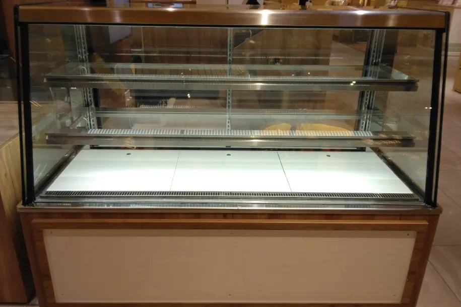 【博多マルイ】2階 カレンダリウムF06【食物販】店内入ってすぐで人通りの多いスペース、デジタルサイネージ完備