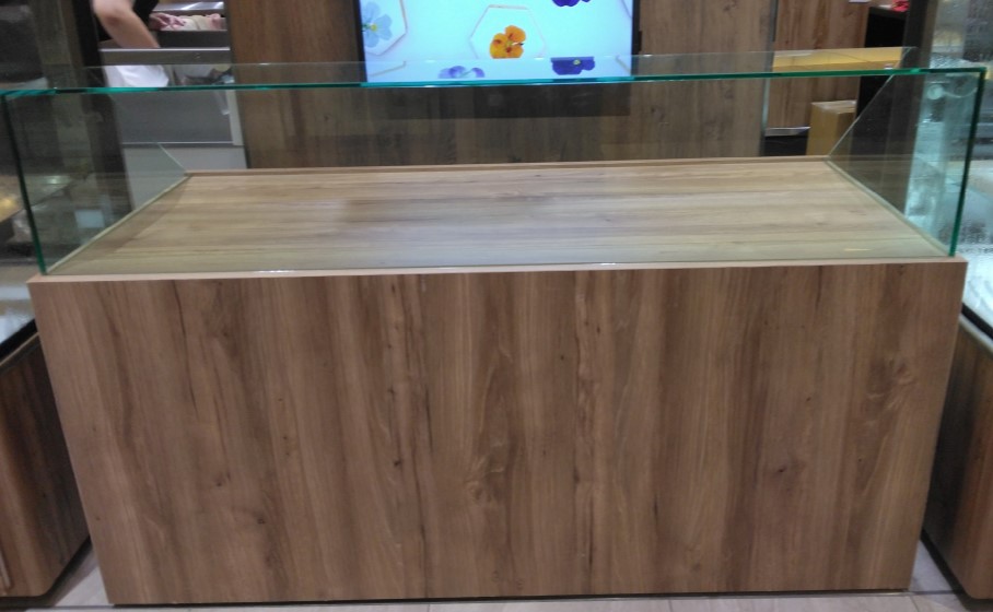 【博多マルイ】2階 カレンダリウムF06【食物販】店内入ってすぐで人通りの多いスペース、デジタルサイネージ完備