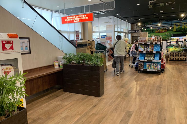 【いなげや保谷町店】各種プロモーションイベントに最適なスーパーマーケットの店内レジアウト付近のスペースの画像1