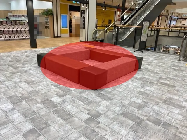 【フルルガーデン八千代】プロモーションに最適な地域密着型ショッピングモール2階エスカレーター横にあるイベントスペース