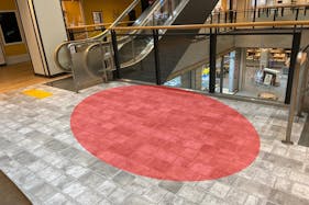 【フルルガーデン八千代】プロモーションに最適な地域密着型ショッピングモール2階エスカレーター横にあるイベントスペース