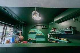 【桃谷駅10分】食物販やバー運営に最適な大通り沿いに面したカフェ設備がある飲食店営業許可証付きイベントスペース