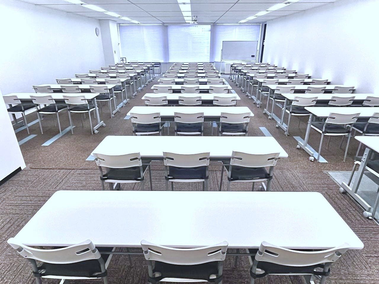 【大阪梅田駅直結/徒歩1分】会議・研修・試験会場・セミナーなどに適した90名程度収容可能なレンタルスペース