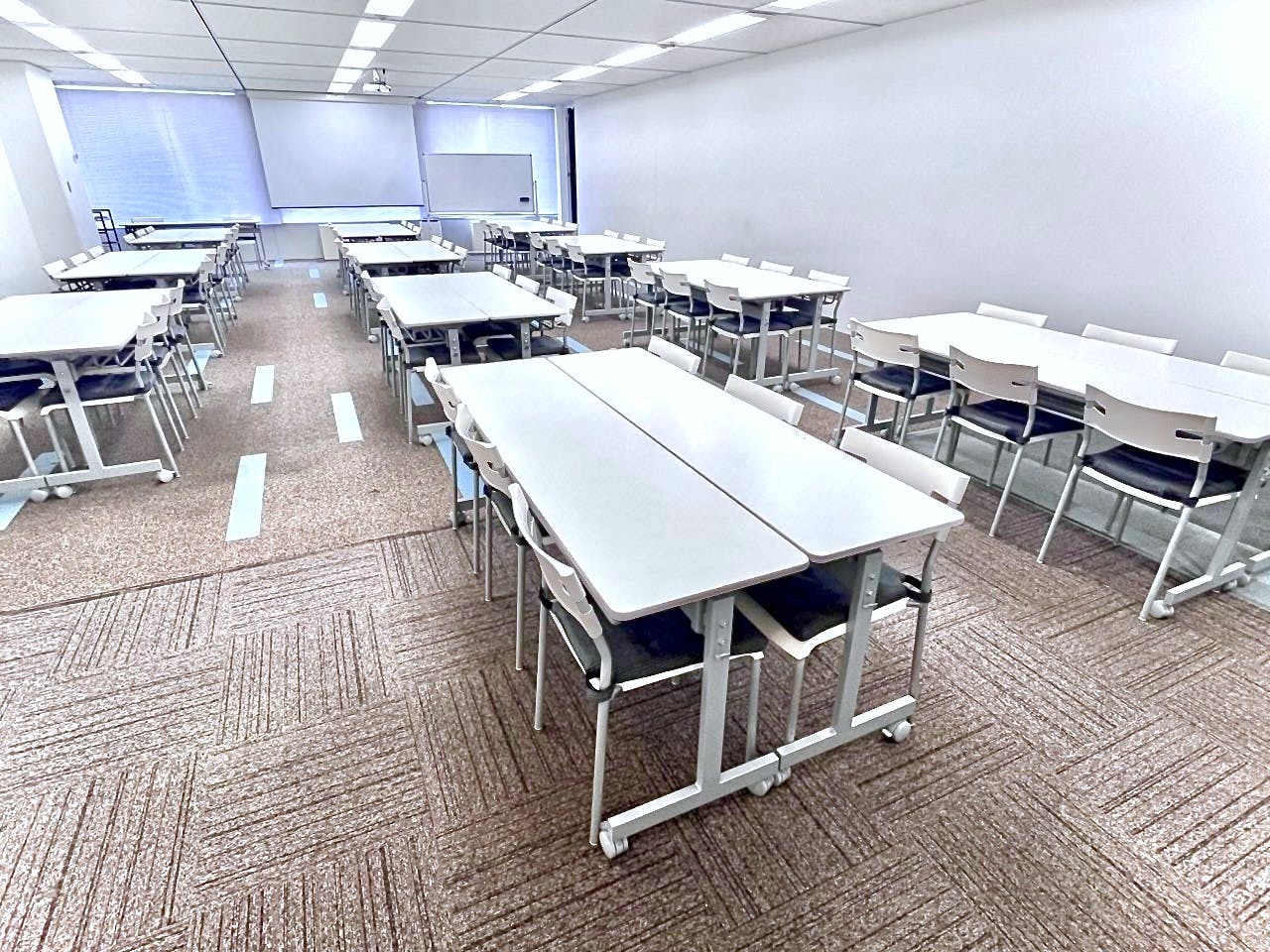 【大阪梅田駅直結/徒歩1分】会議・研修・試験会場・セミナーなどに適した90名程度収容可能なレンタルスペース