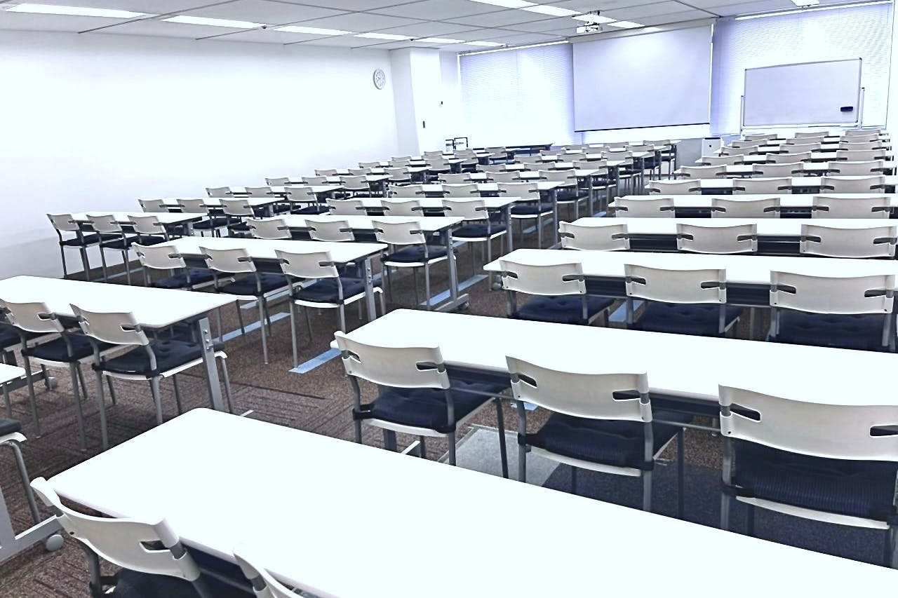 【大阪梅田駅直結/徒歩1分】会議・研修・試験会場・セミナーなどに適した90名程度収容可能なレンタルスペース