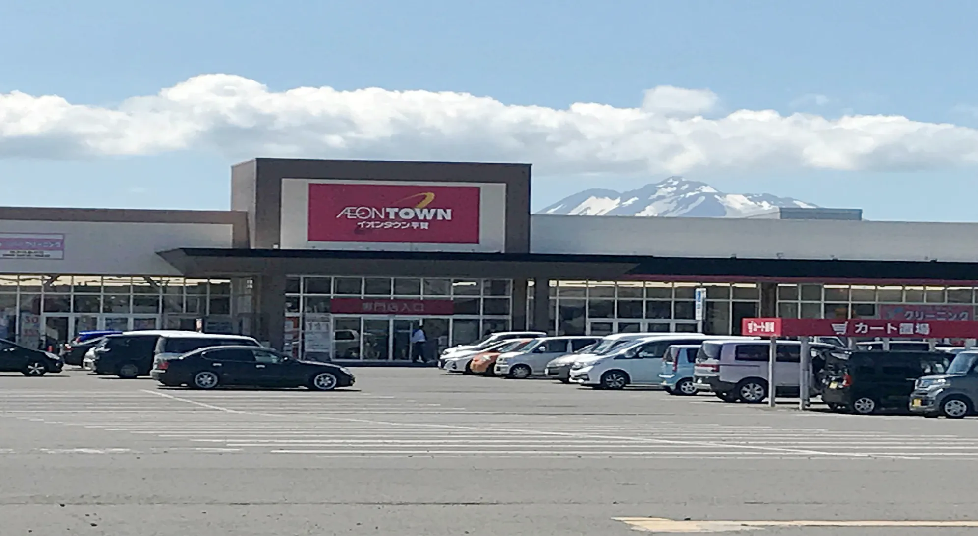 【イオンタウン平賀】キッチンカーでの出店に最適な出入口付近にある通行量の多いイベントスペース