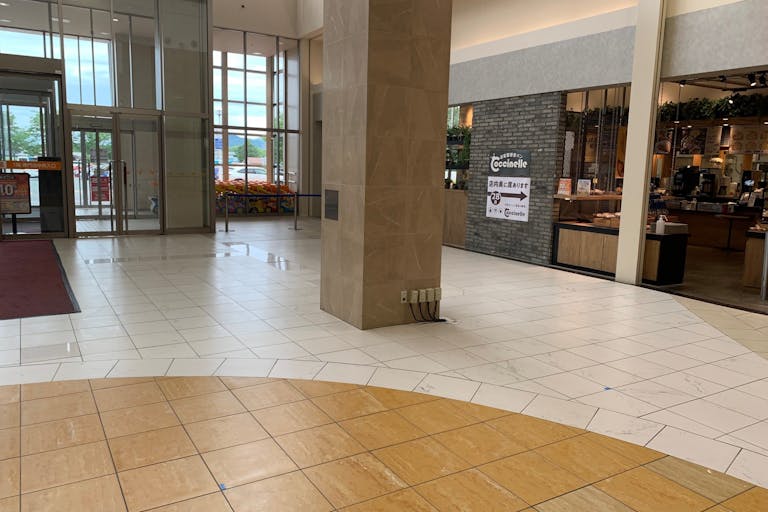 【イオンモール盛岡】中央入口柱①の画像2