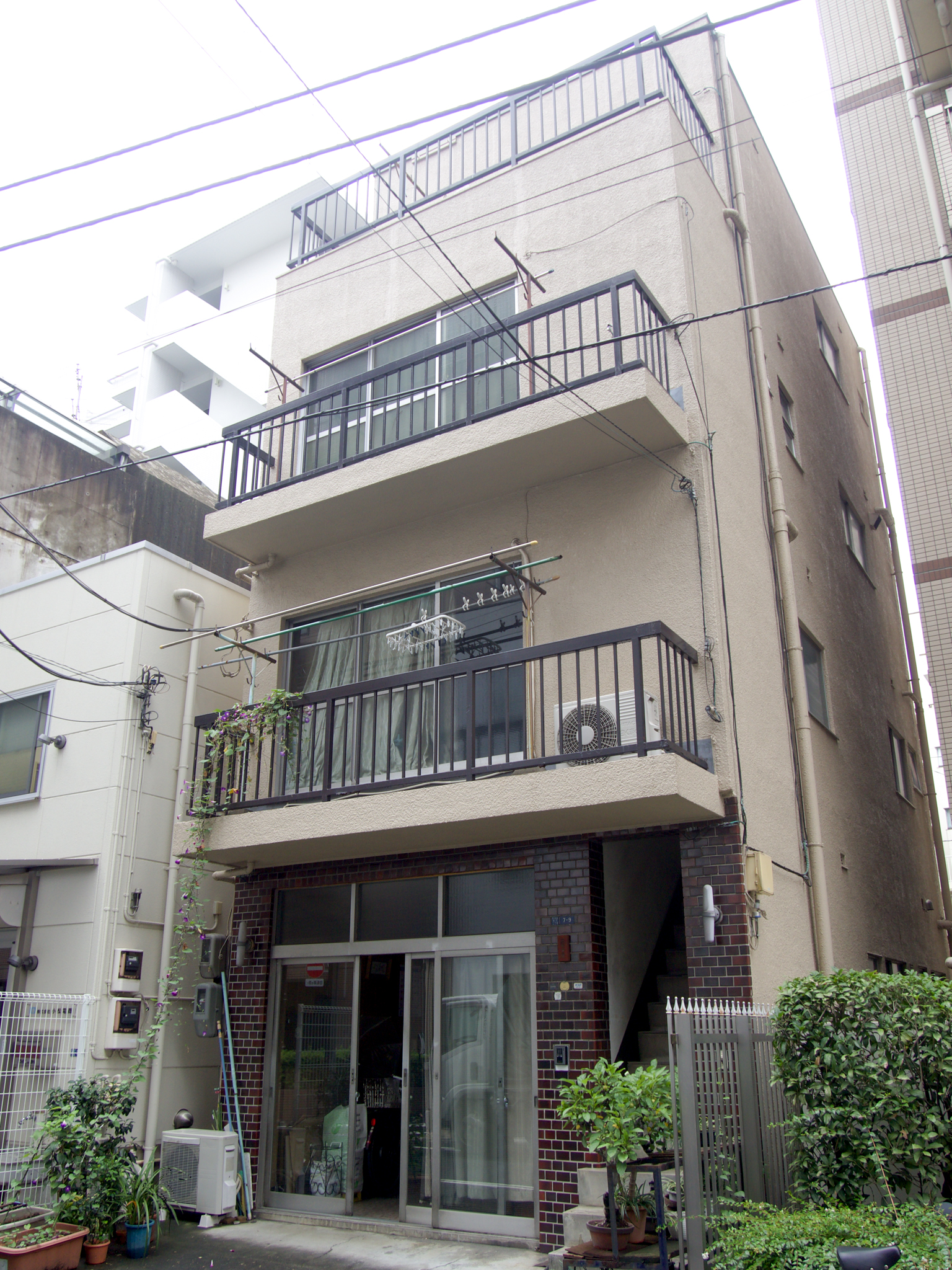 下町の趣あるビルの1室です