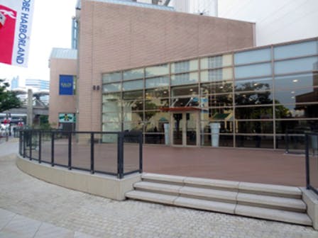 【神戸ハーバーランドｕｍｉｅ（ウミエ）】イベント会場「西入口ウッドデッキ」の画像