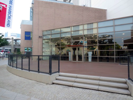 【神戸ハーバーランドｕｍｉｅ（ウミエ）】イベント会場「西入口ウッドデッキ」