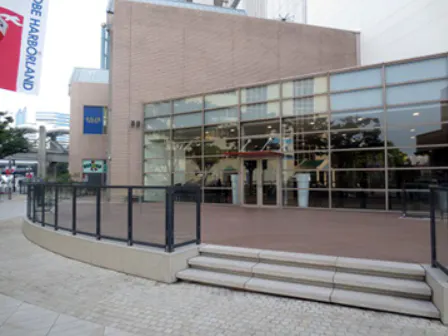 【神戸ハーバーランドｕｍｉｅ（ウミエ）】イベント会場「西入口ウッドデッキ」