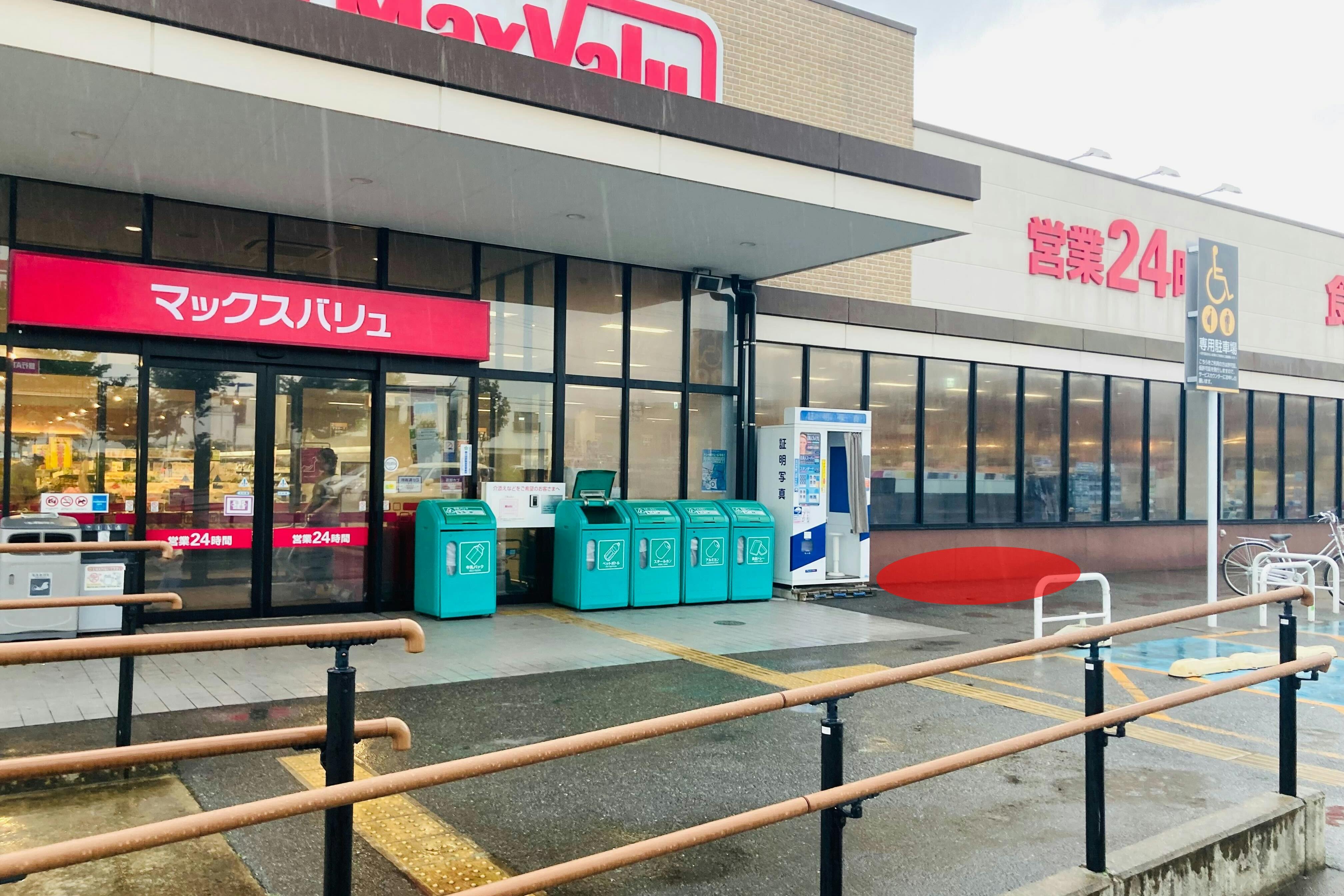 【マックスバリュ盛岡中屋敷店】各種プロモーションイベントや小規模物販に最適な店舗入口付近にあるイベントスペース