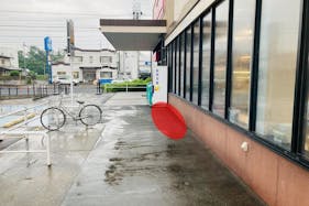 【マックスバリュ盛岡中屋敷店】各種プロモーションイベントや小規模物販に最適な店舗入口付近にあるイベントスペース