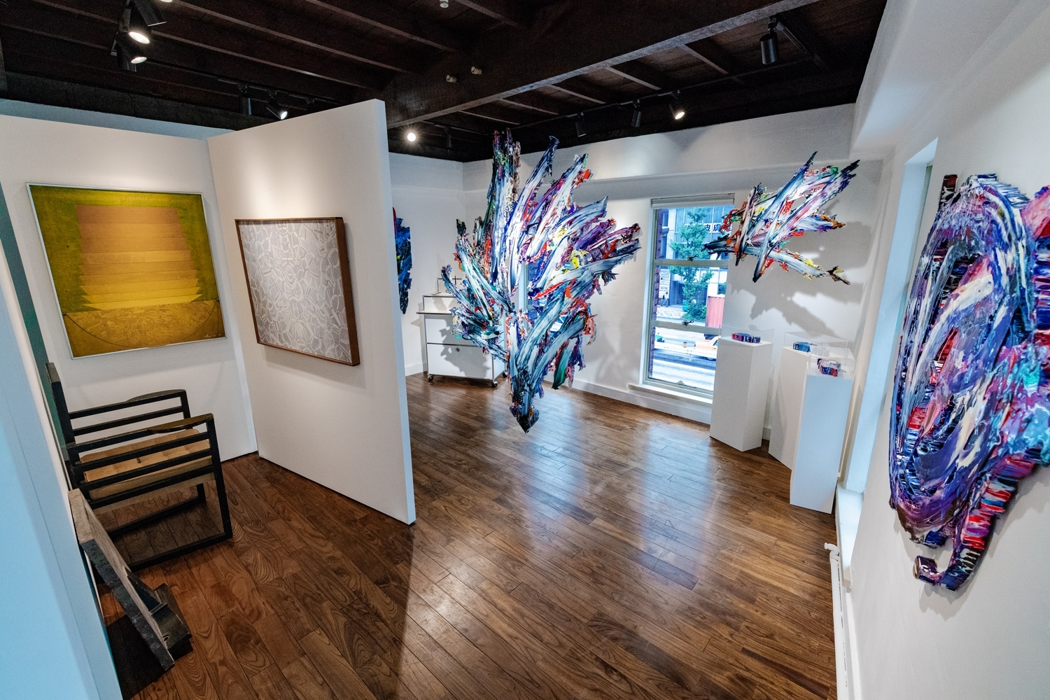 隣接するギャラリーY。こちらは、このように現代アート作品が残りますが、鑑賞のための回遊が可能です。ここでしか鑑賞できない現代アートをお愉しみください。