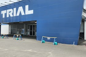 【スーパーセンタートライアル武雄富岡店】食物販やPR活動に最適な店内「風除室 スペース」