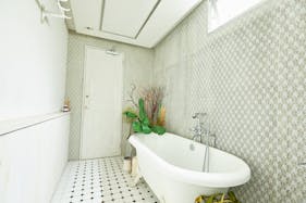 【外苑前駅10分】展示会や撮影に適した自然光差し込む什器が豊富なイベントスペース