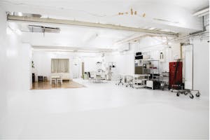 【曙橋駅1分】撮影に適した約80坪の白ホリ・1面壁が特徴の料理撮影用キッチンスタジオ