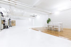 【曙橋駅1分】撮影に適した約80坪の白ホリ・1面壁が特徴の料理撮影用キッチンスタジオ