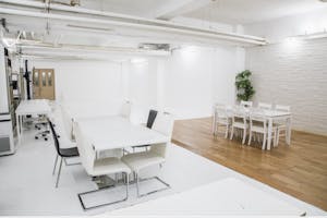 【曙橋駅1分】撮影に適した約80坪の白ホリ・1面壁が特徴の料理撮影用キッチンスタジオ