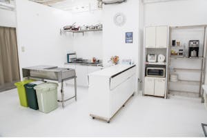 【曙橋駅1分】撮影に適した約80坪の白ホリ・1面壁が特徴の料理撮影用キッチンスタジオ