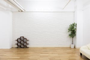 【曙橋駅1分】撮影に適した約80坪の白ホリ・1面壁が特徴の料理撮影用キッチンスタジオ