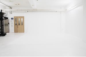 【曙橋駅1分】撮影に適した約80坪の白ホリ・1面壁が特徴の料理撮影用キッチンスタジオ