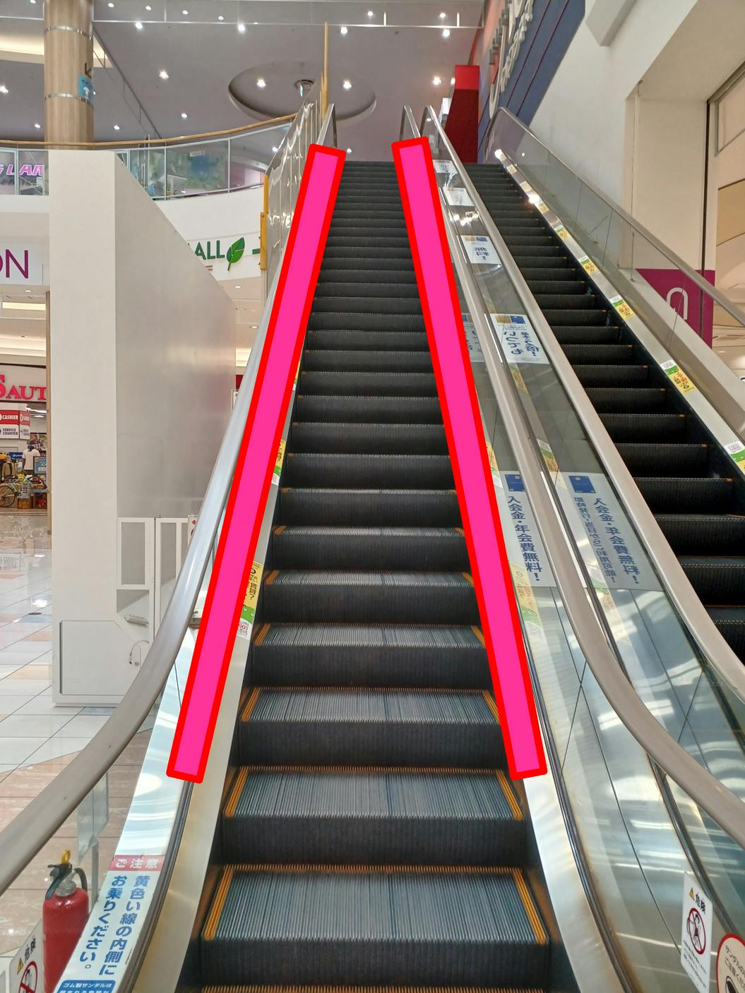 【イオンモール太田】モール内広告 エスカレーターの画像