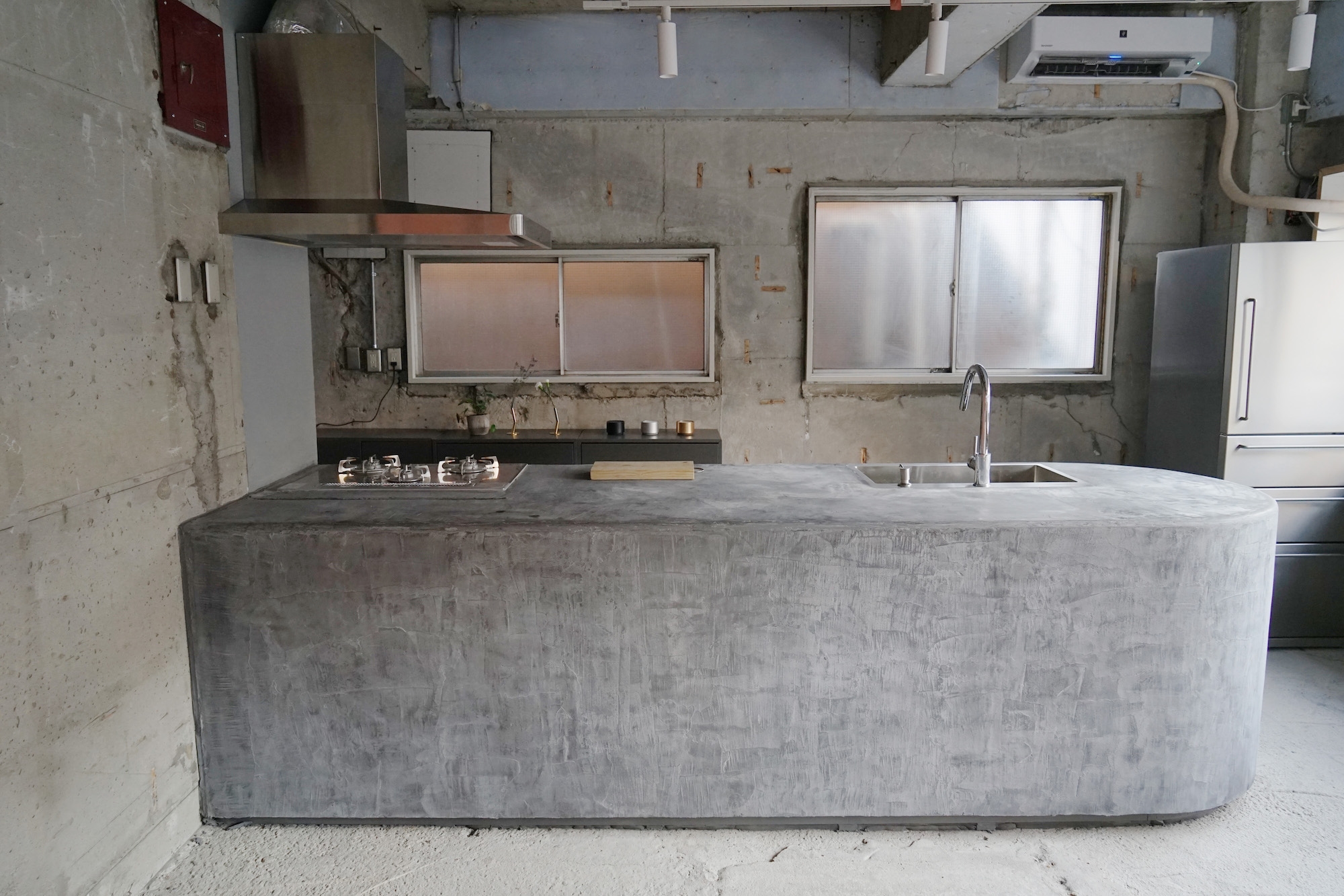 印象的なキッチンを備え付けております。