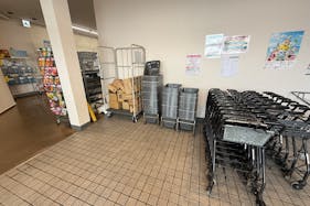 【Aコープ幡豆店】食物販や販促イベントに最適な店内入口付近のスペース