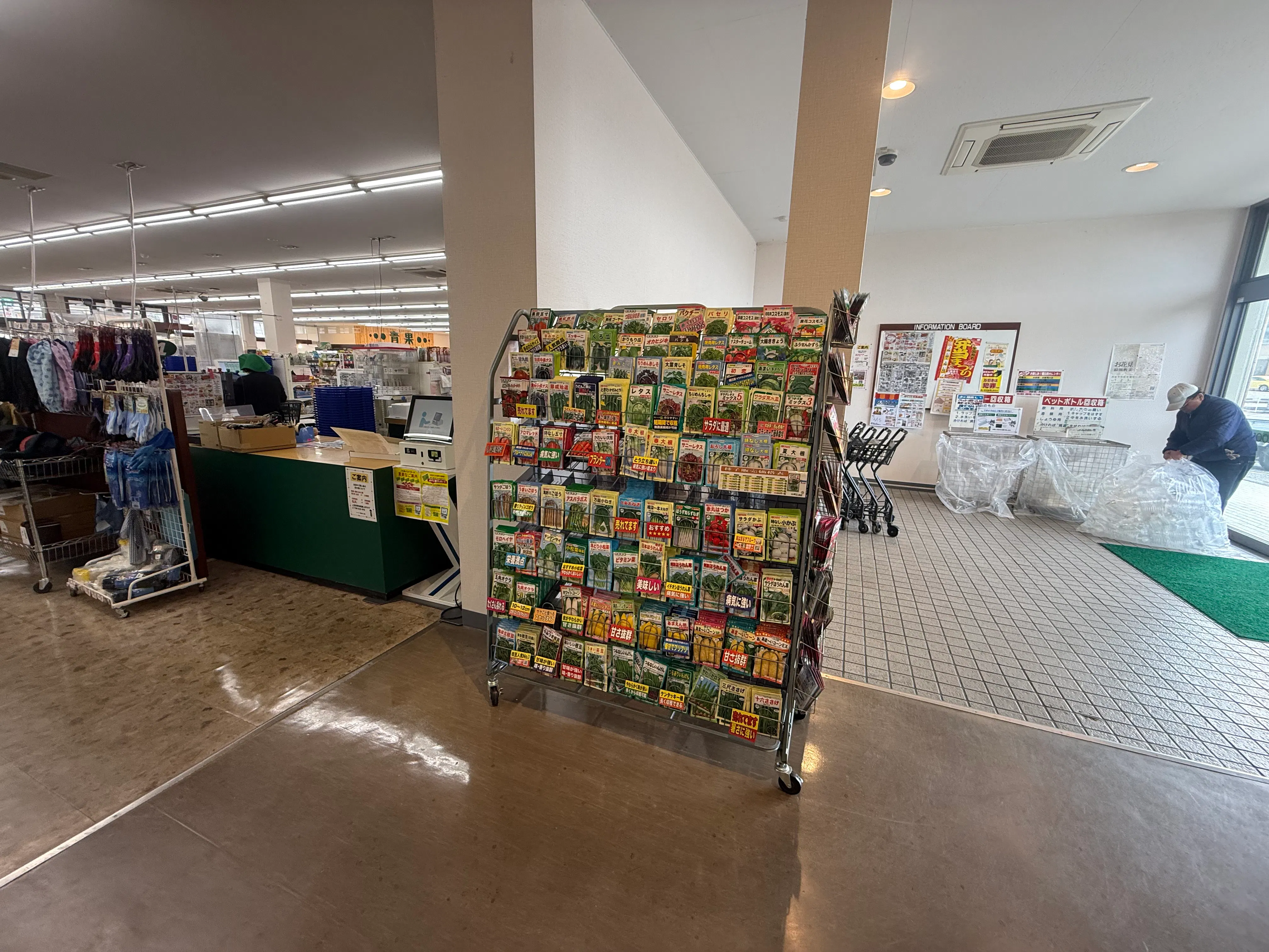 【Aコープ幡豆店】食物販や販促イベントに最適な店内入口付近のスペース