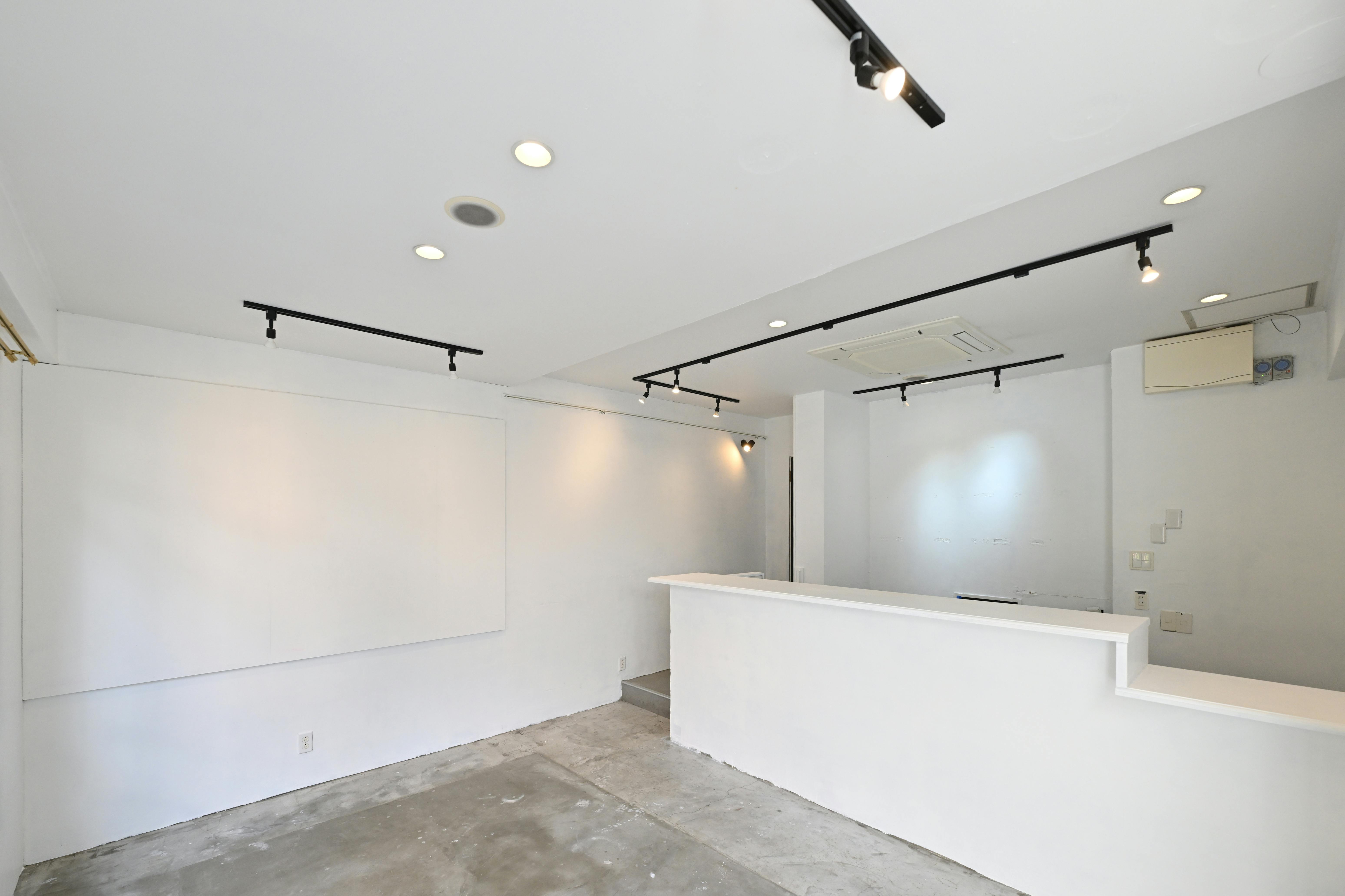 【赤坂駅6分】ポップアップストアや展示会に最適な、天神エリアにある自然光が差し込む開放的な路面スペース