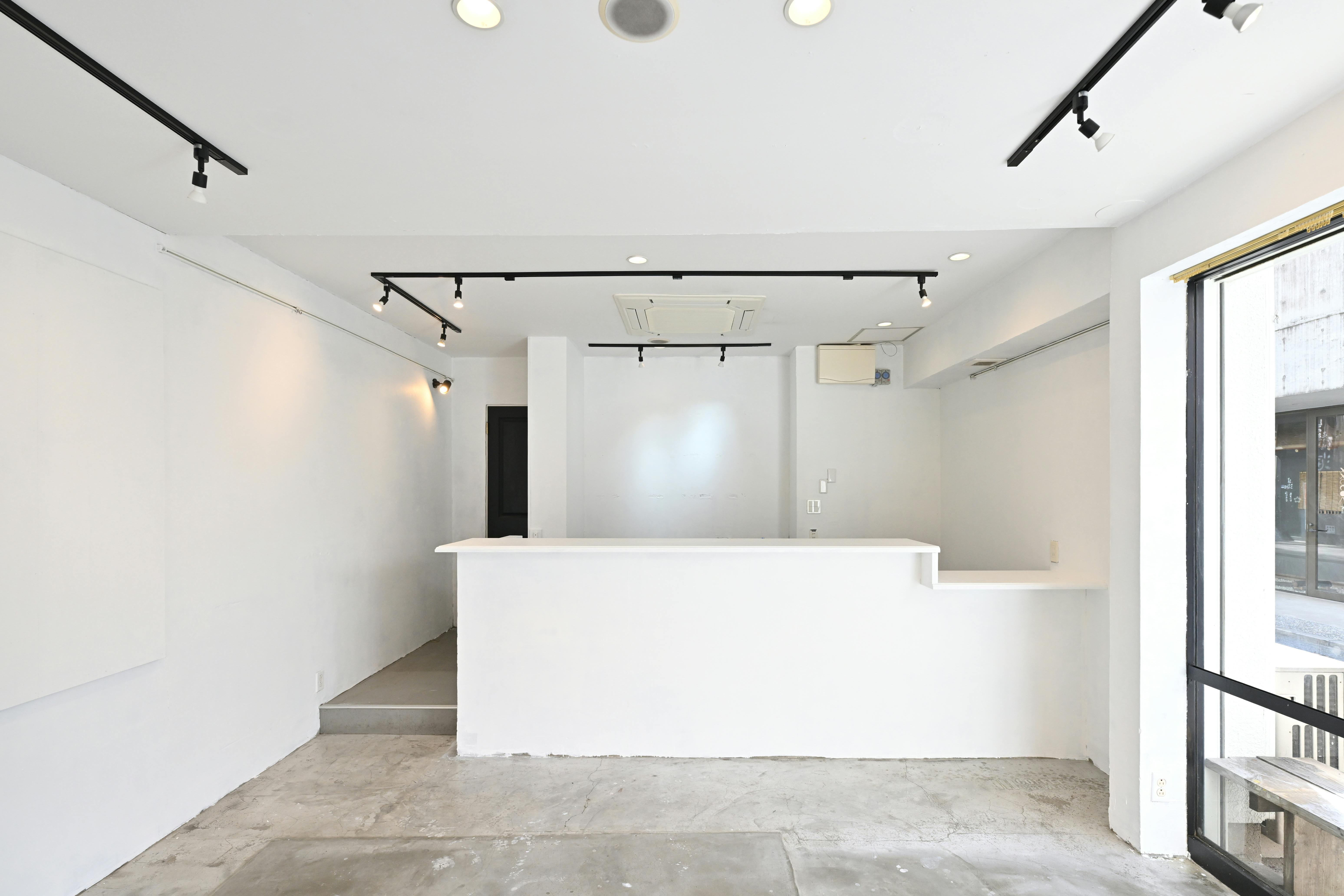 【赤坂駅6分】ポップアップストアや展示会に最適な、天神エリアにある自然光が差し込む開放的な路面スペース