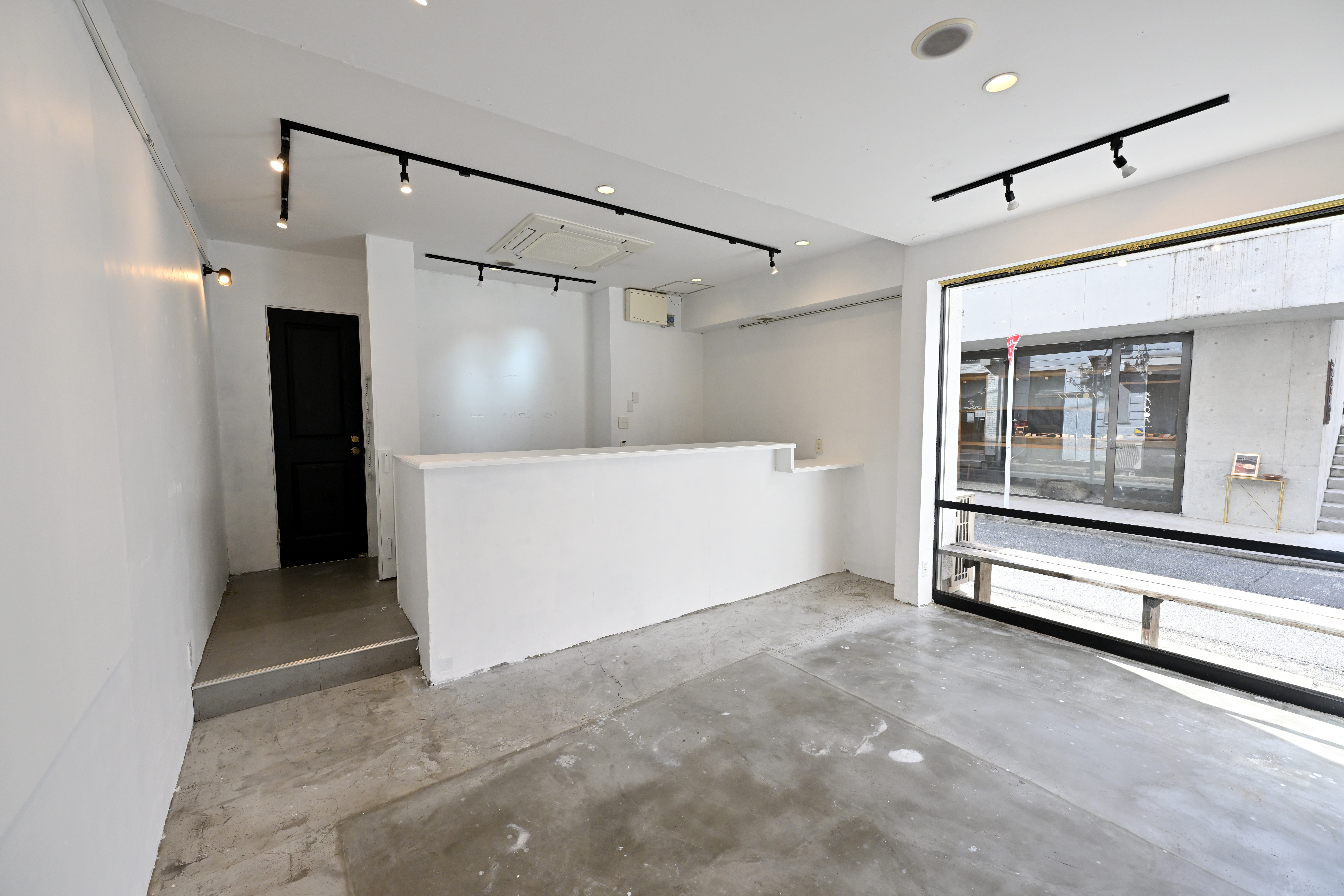 【赤坂駅6分】ポップアップストアや展示会に最適な、天神エリアにある自然光が差し込む開放的な路面スペース