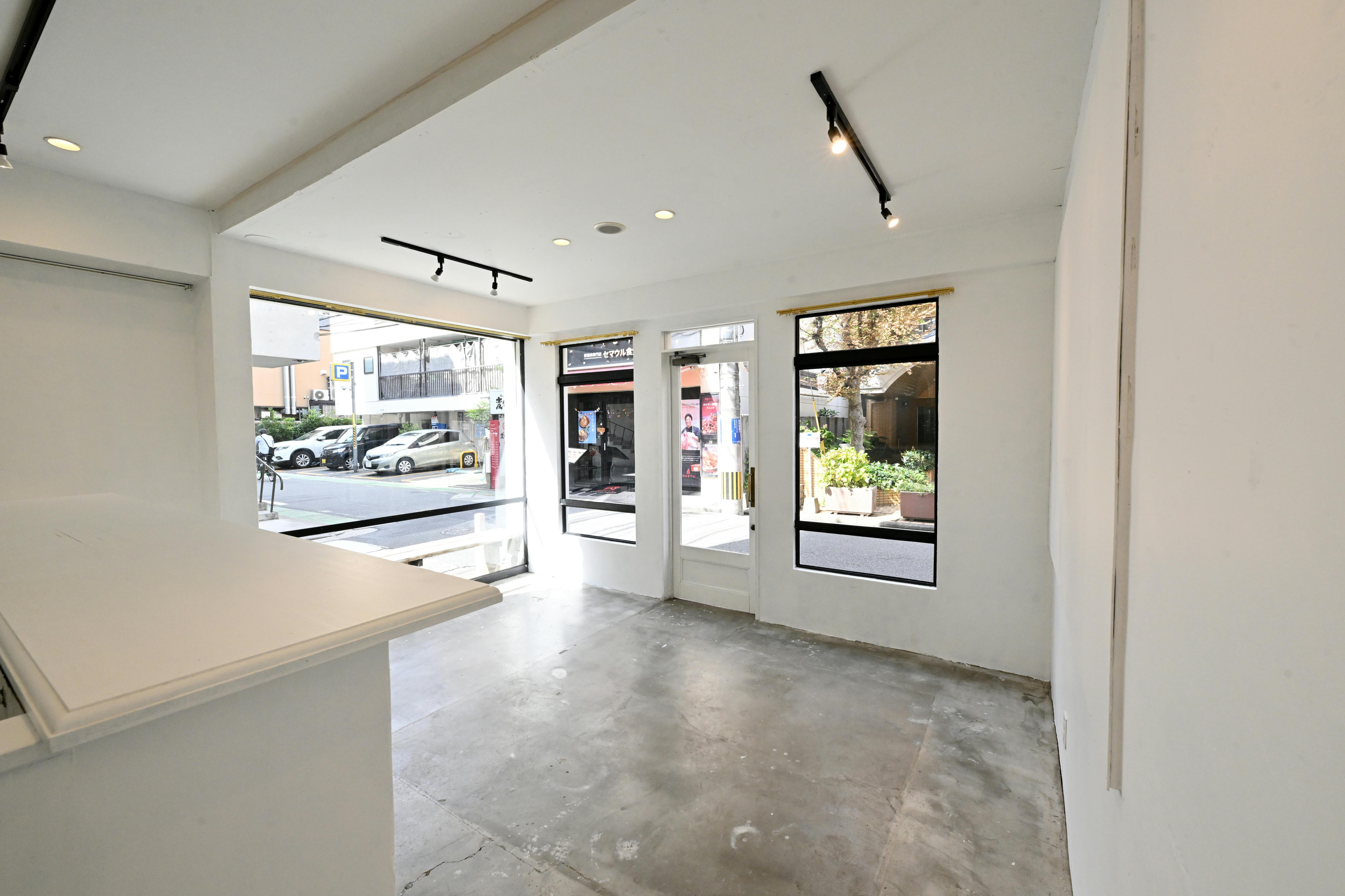 【赤坂駅6分】ポップアップストアや展示会に最適な、天神エリアにある自然光が差し込む開放的な路面スペース