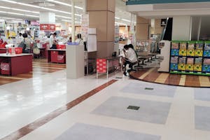 【ヨシヅヤ平和店】ポップアップやプロモーションに適した地域密着型商業施設の食品レジ前吹抜スペース
